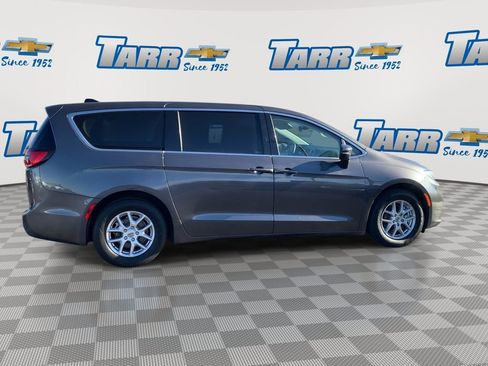 Used 2023 Chrysler Pacifica Touring-L image 9