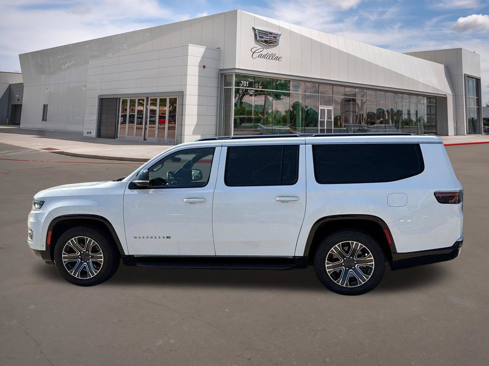 Used 2024 Jeep Wagoneer L Series II w/ Flexible Seating Group RWD image 2
