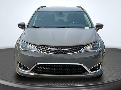 Used 2020 Chrysler Pacifica Touring w/ Cold Weather Group FWD image 2