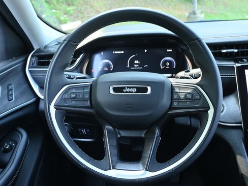 Used 2023 Jeep Grand Cherokee Limited image 24