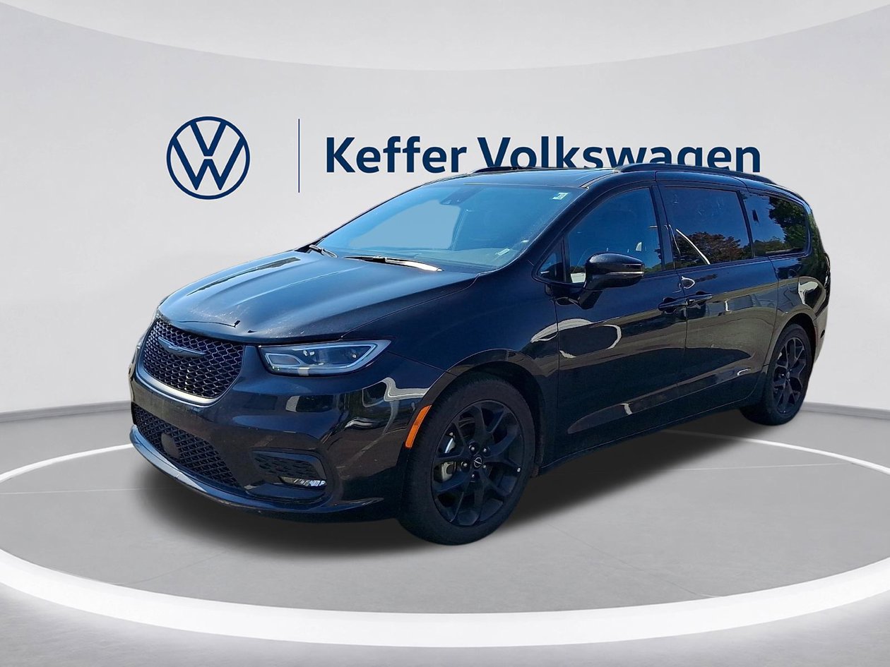 Used 2025 Chrysler Pacifica Limited FWD image 2