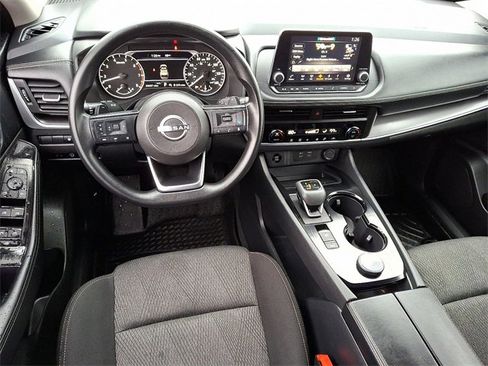 Used 2024 Nissan Rogue SV image 2