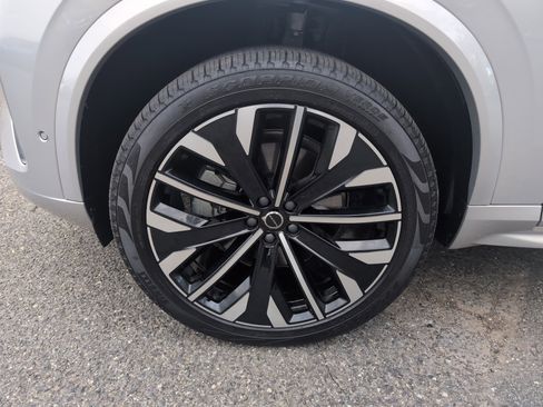 Used 2025 Volvo XC90 B6 Plus image 11