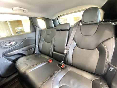 Used 2021 Jeep Cherokee Latitude Lux w/ Comfort/Convenience Group AWD/4WD image 24