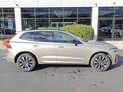 Used 2025 Volvo XC60 B5 Plus image 8