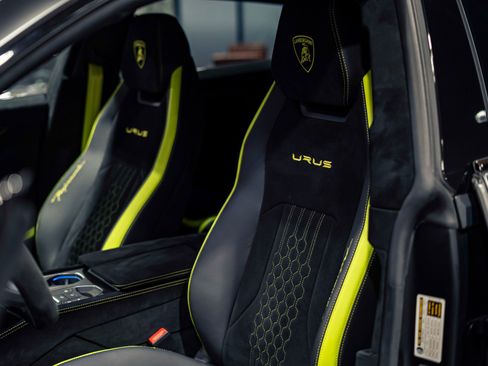Used 2023 Lamborghini Urus Performante AWD/4WD image 2