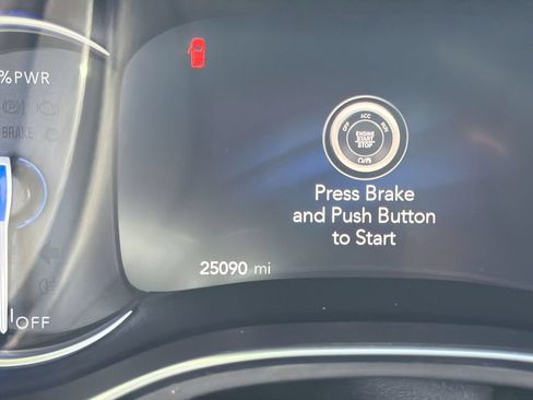 Used 2022 Chrysler Pacifica Limited w/ Uconnect Theater Family Group FWD image 10