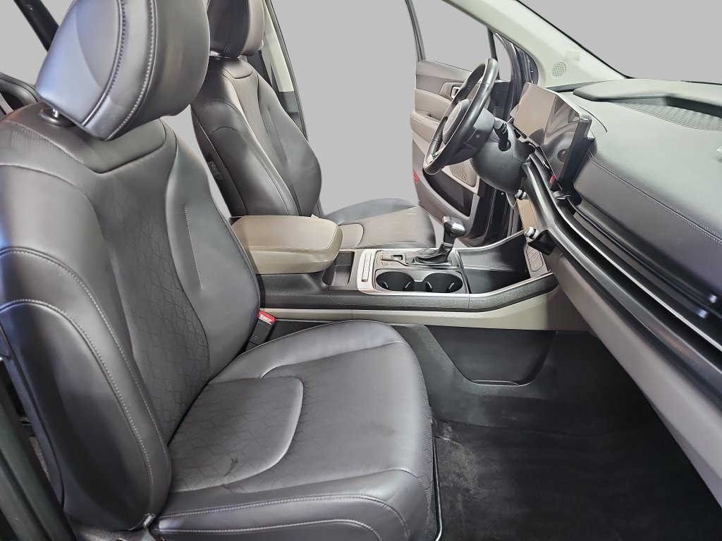 Used 2025 Kia Carnival FWD image 13