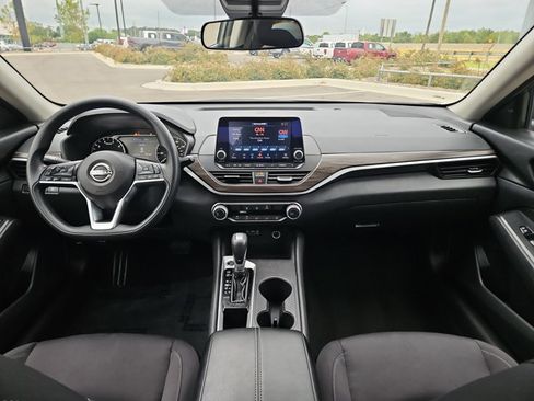 Used 2025 Nissan Altima 2.5 SV FWD image 14