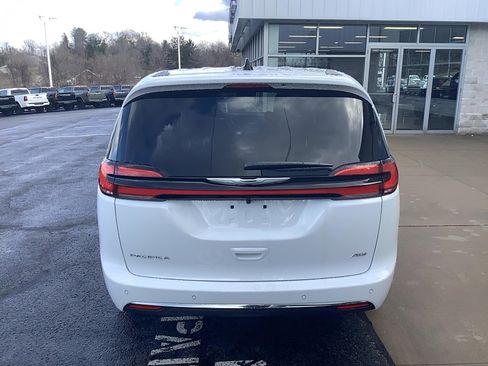 New 2026 Chrysler Pacifica Select image 5