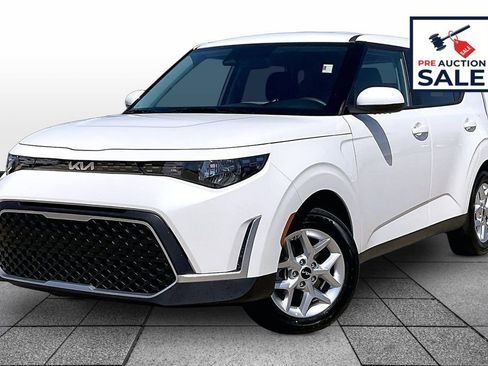 Used 2025 Kia Soul LX FWD image 1