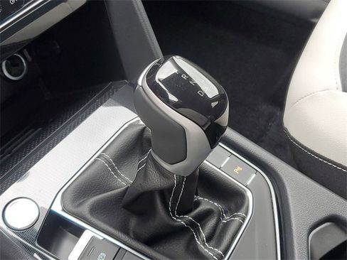 New 2025 Volkswagen Taos SE image 31