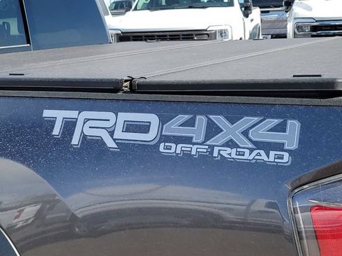 Used 2022 Toyota Tacoma TRD Off-Road w/ Technology Package AWD/4WD image 11