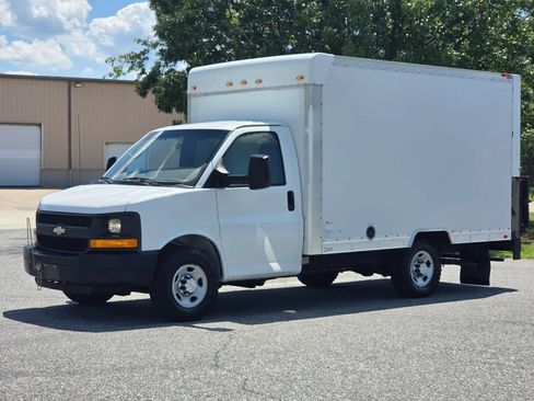 Used 2015 Chevrolet Express 3500 RWD image 2