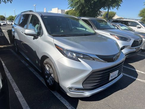 Used 2024 Toyota Sienna XLE FWD image 2