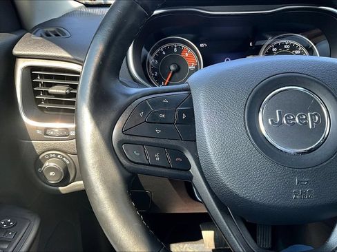 Used 2019 Jeep Cherokee Trailhawk w/ Cold Weather Group AWD/4WD image 13