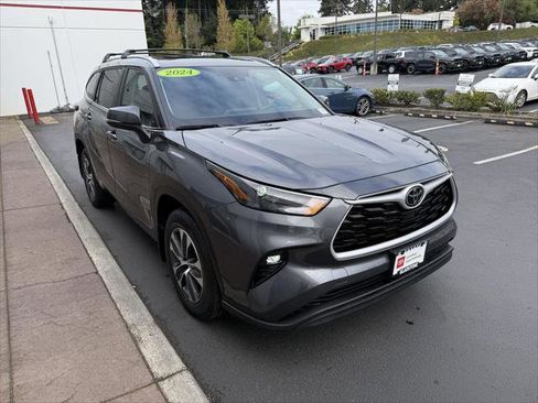 Certified 2024 Toyota Highlander XLE AWD/4WD image 9