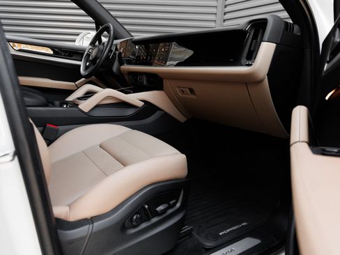 Certified 2025 Porsche Cayenne AWD/4WD image 37