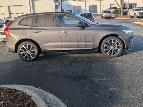 Used 2025 Volvo XC60 B5 Plus image 10