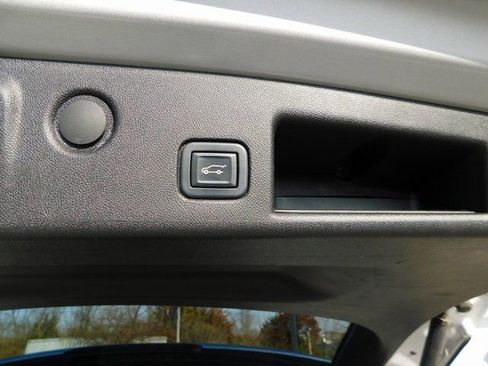 Used 2022 Chevrolet Equinox LT w/ Driver Convenience Package image 22