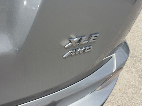 Used 2018 Toyota RAV4 XLE AWD/4WD image 10