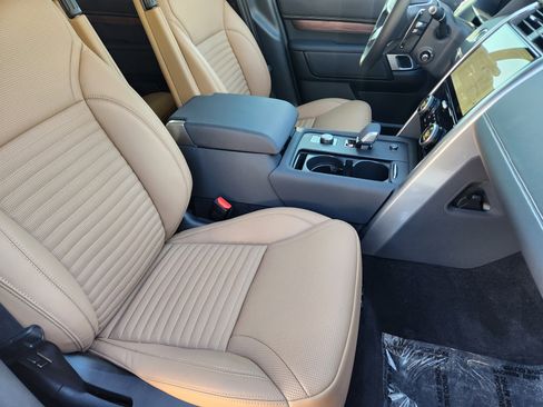 Used 2024 Land Rover Discovery Dynamic SE image 14