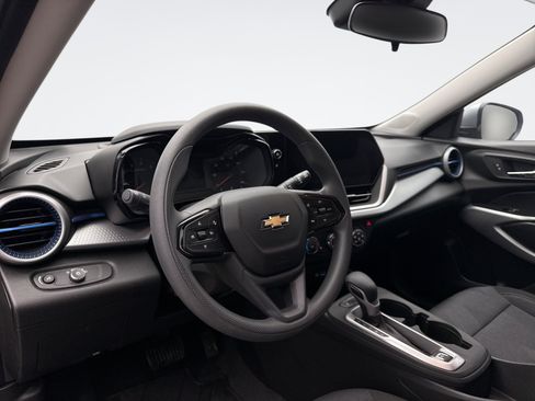 Used 2025 Chevrolet Trax LS w/ LS Convenience Package FWD image 10