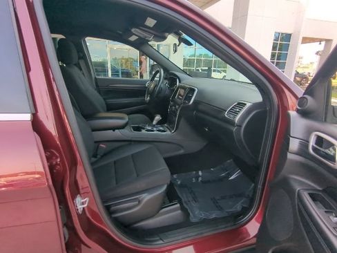 Used 2020 Jeep Grand Cherokee Laredo AWD/4WD image 19
