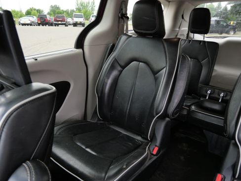 Used 2021 Chrysler Pacifica Limited w/ Uconnect Theater Family Group FWD image 12