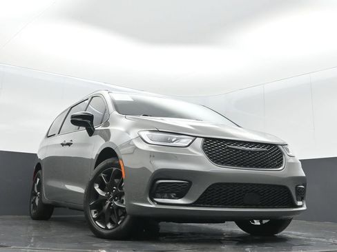 Used 2023 Chrysler Pacifica Limited w/ S Appearance Package AWD/4WD image 34