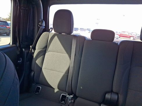 Certified 2021 Jeep Gladiator Sport AWD/4WD image 19