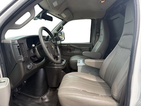 Used 2021 Chevrolet Express 3500 w/ Driver Convenience Package RWD image 9