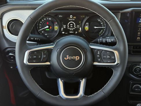 Used 2025 Jeep Wrangler Unlimited Sahara w/ Safety Group AWD/4WD image 14