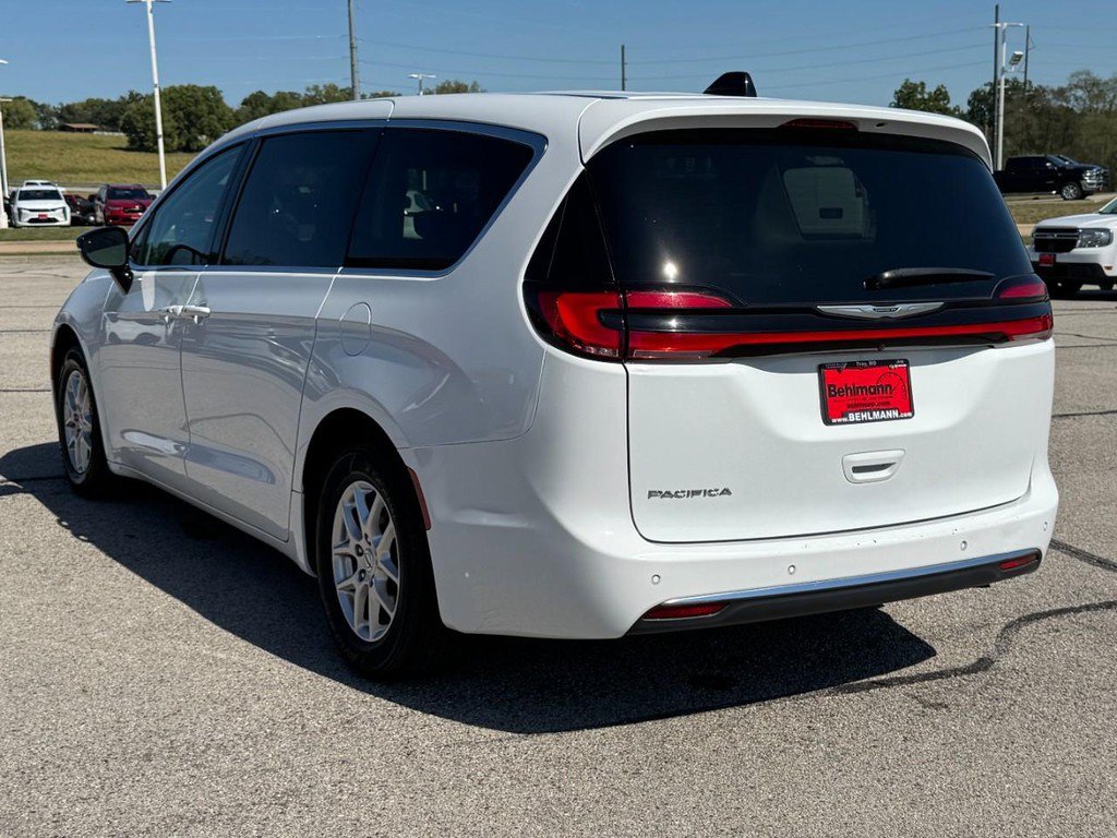 Used 2024 Chrysler Pacifica Touring-L FWD image 8