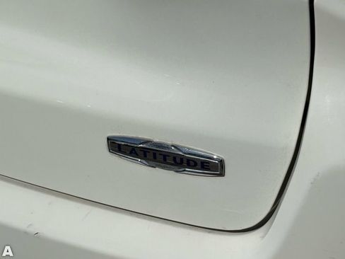 Used 2018 Jeep Compass Latitude FWD image 11