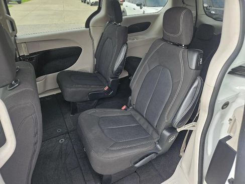 Used 2022 Chrysler Voyager LX FWD image 16