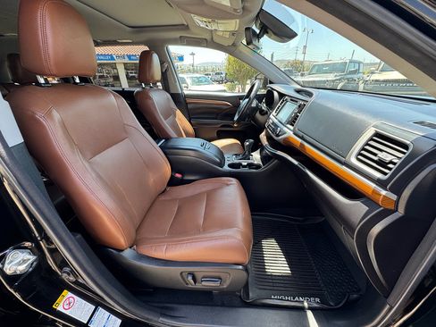 Used 2018 Toyota Highlander Limited AWD/4WD image 28