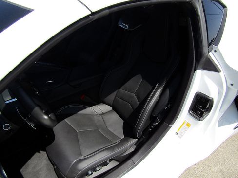 Used 2022 Chevrolet Corvette Stingray Preferred Cpe w/ Z51 Performance Package RWD image 9