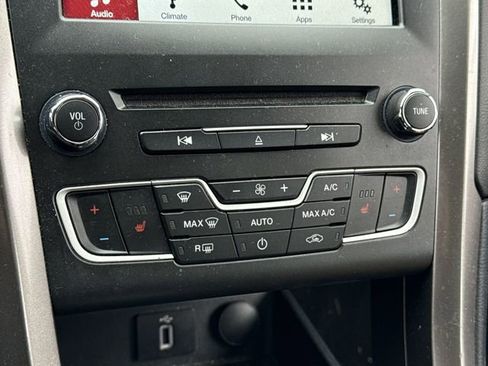 Used 2018 Ford Fusion SE w/ Fusion SE Technology Package image 20