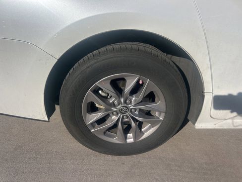 Used 2022 Toyota Sienna XLE image 2