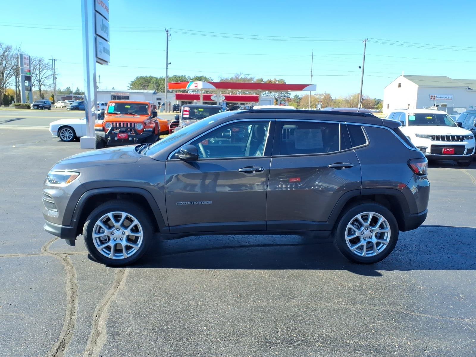Used 2023 Jeep Compass Latitude w/ Sun and Sound Group AWD/4WD image 7