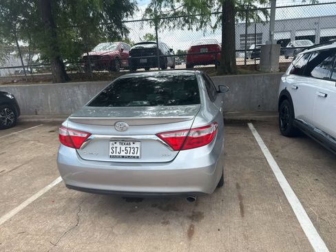 Used 2017 Toyota Camry XLE w/ Moonroof Package FWD image 3