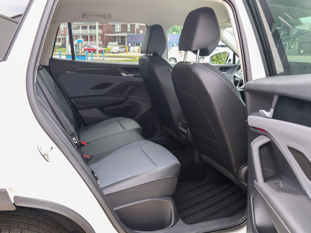 Used 2025 Volkswagen Tiguan SE AWD/4WD image 30