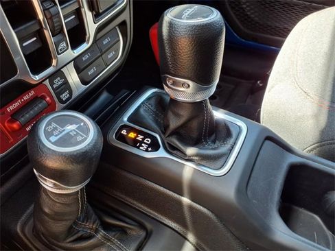 Used 2024 Jeep Gladiator Rubicon w/ Technology Group image 23