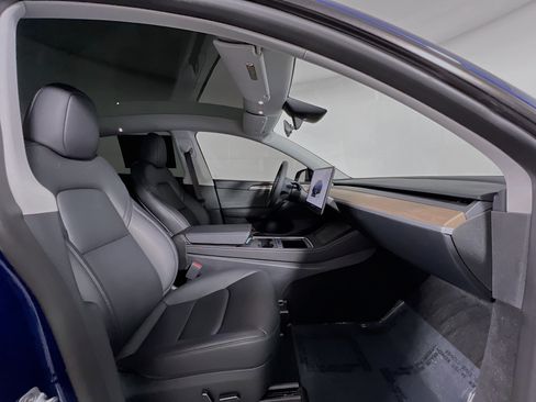 Used 2023 Tesla Model Y Long Range image 30