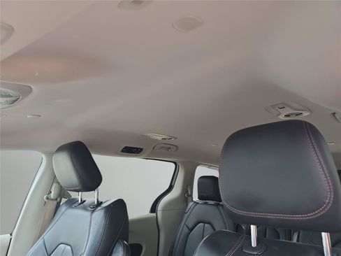 Used 2018 Chrysler Pacifica Touring-L w/ Advanced Safetytec Group FWD image 26