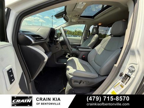 Used 2023 Toyota Sienna Limited FWD image 21