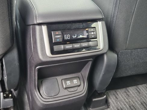 Used 2022 Subaru Ascent Premium w/ Convenience Package AWD/4WD image 19
