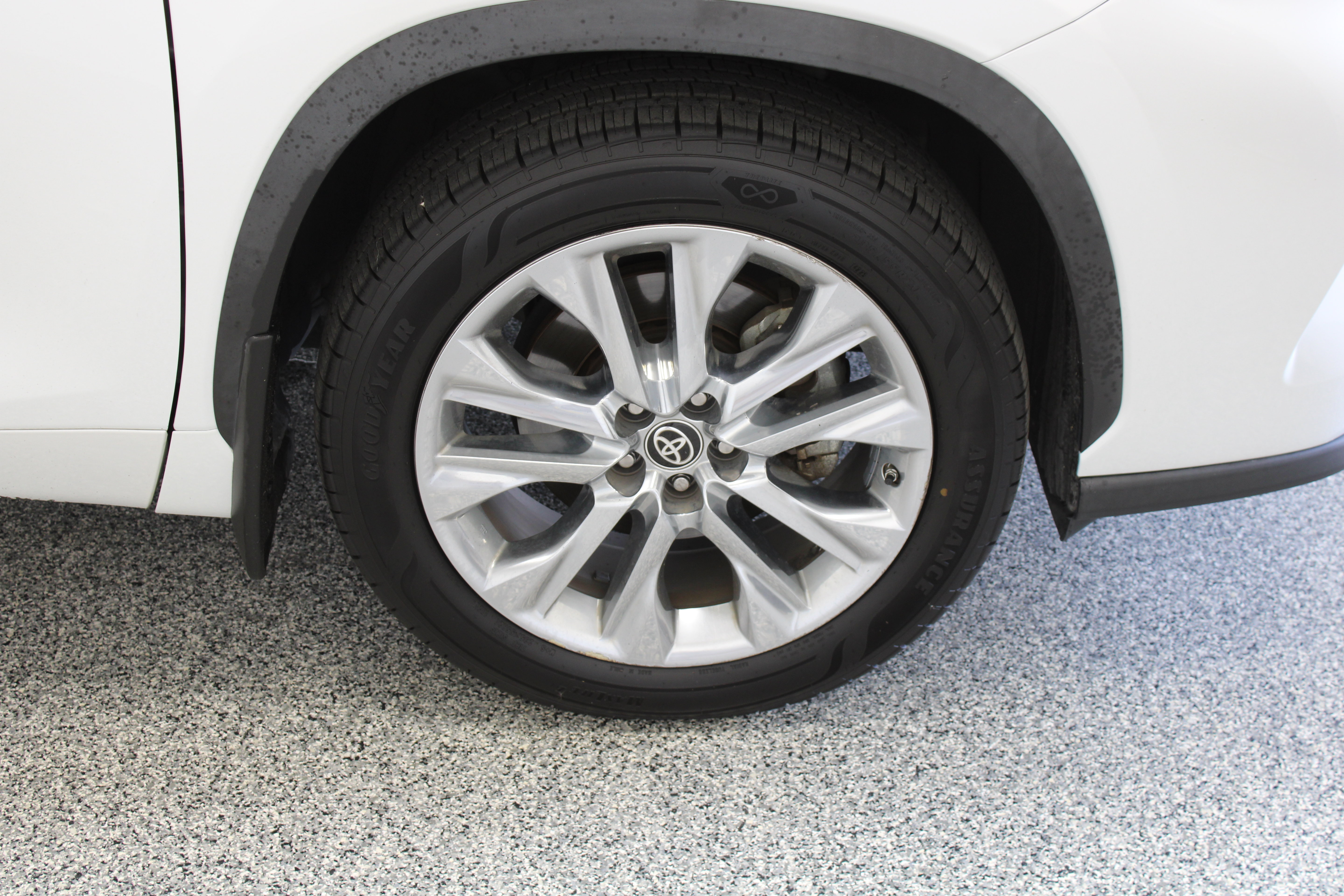 Used 2023 Toyota Highlander Limited FWD image 5