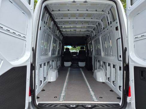 Used 2025 Mercedes-Benz Sprinter 2500 image 16